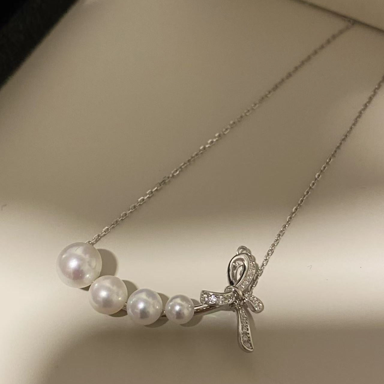 (Pre-order) Bow Aurora Freshwater Pearl Necklace FNS4800