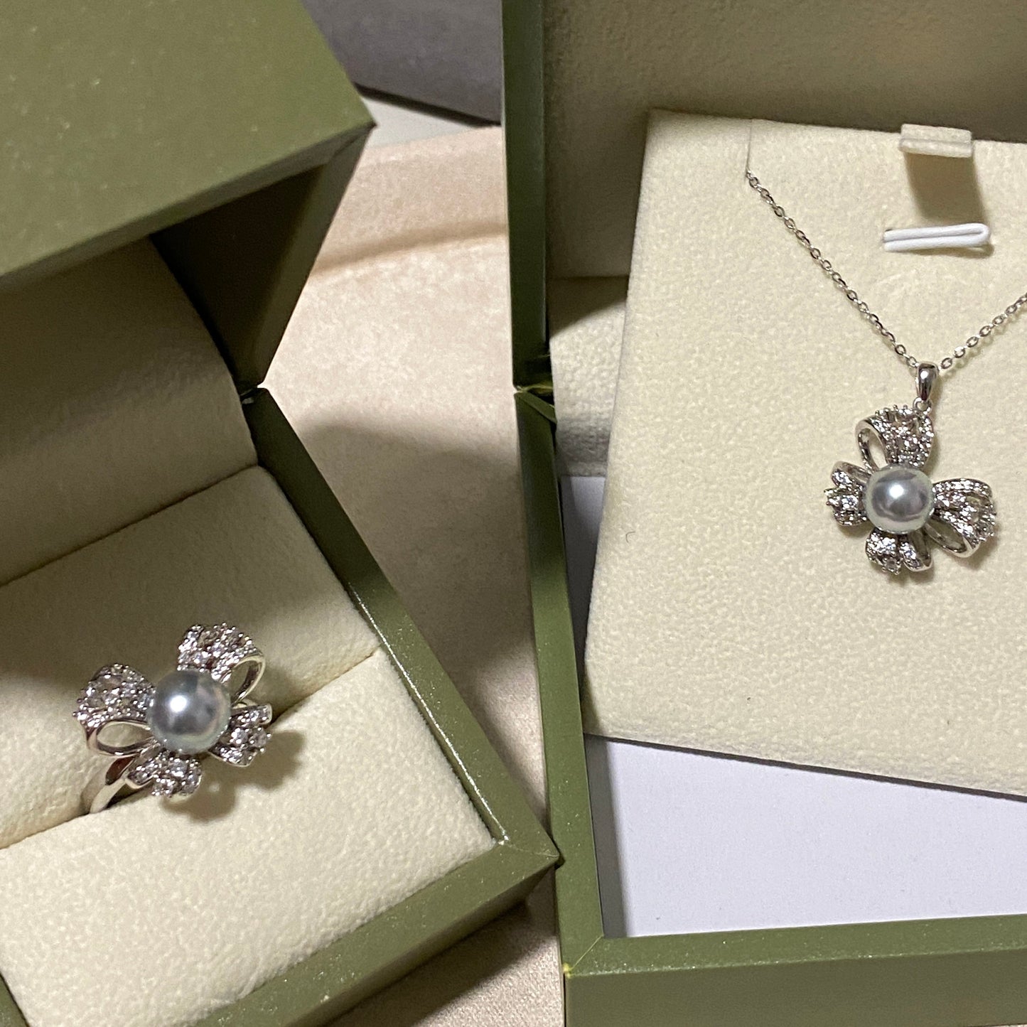 (Pre-order) 8.5mm Bow-knot Akoya Gray Pearl Sets APPS001