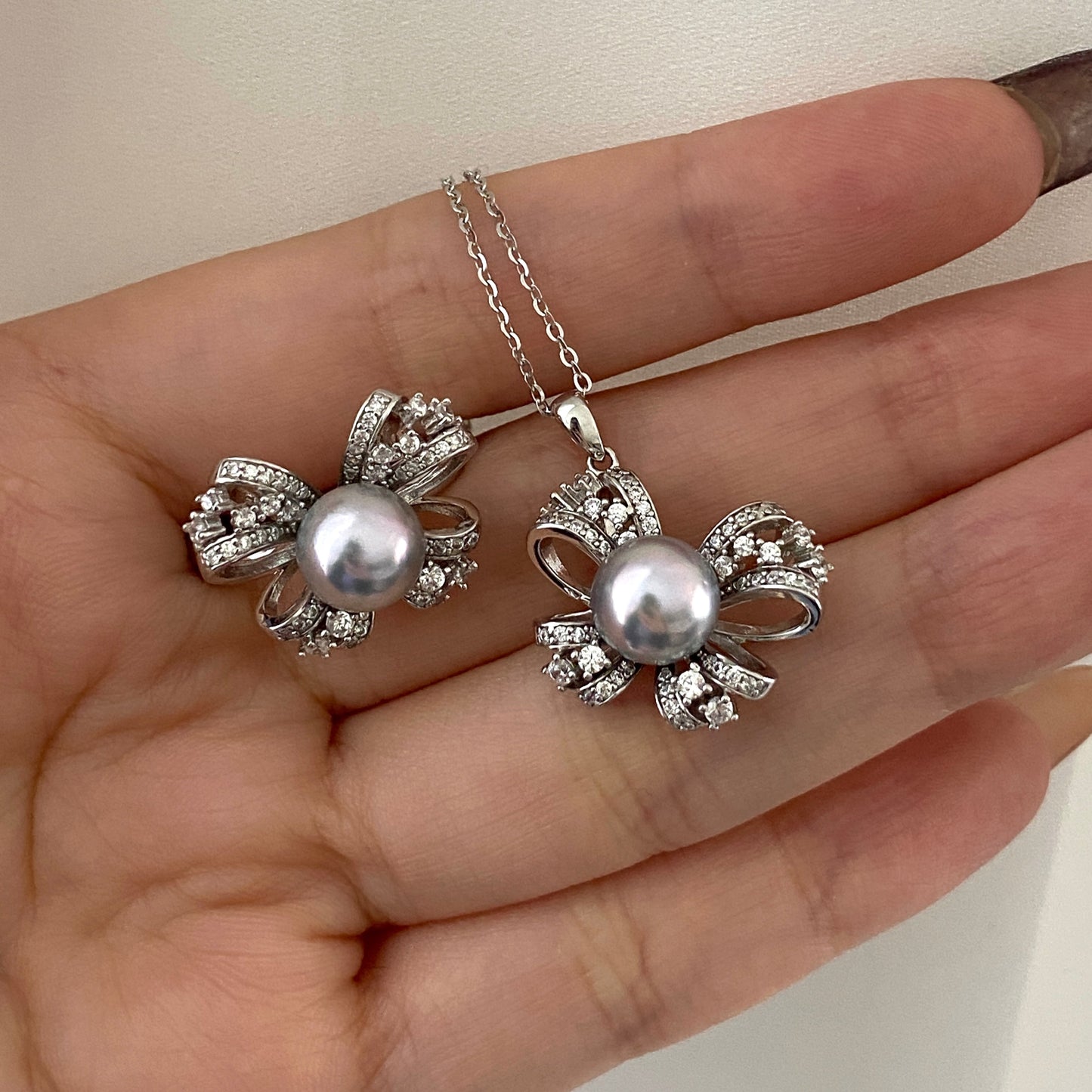 (Pre-order) 8.5mm Bow-knot Akoya Gray Pearl Sets APPS001
