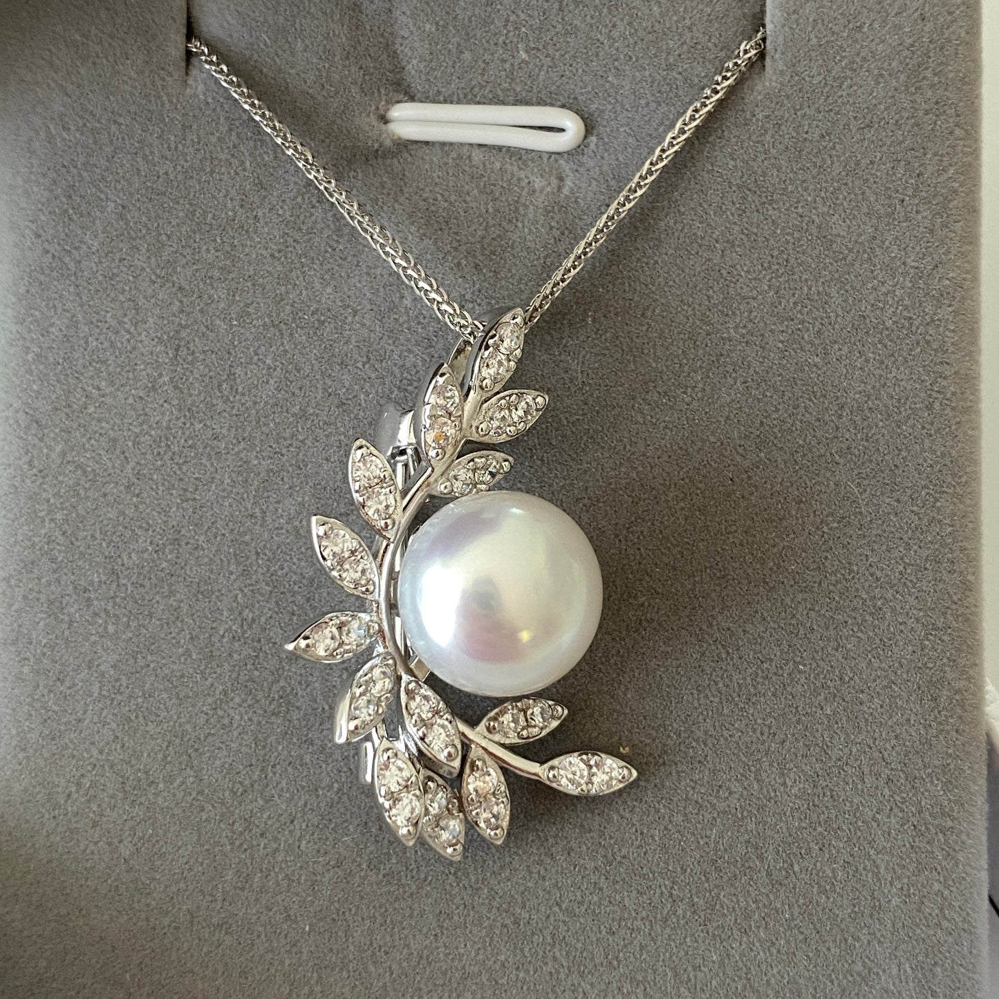 (Pre-order) Two-piece leaf-shaped Australian South Sea Pearl Necklace & Brooch SNBS1200