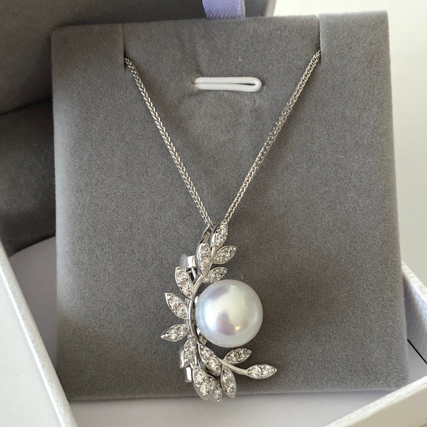 (Pre-order) Two-piece leaf-shaped Australian South Sea Pearl Necklace & Brooch SNBS1200