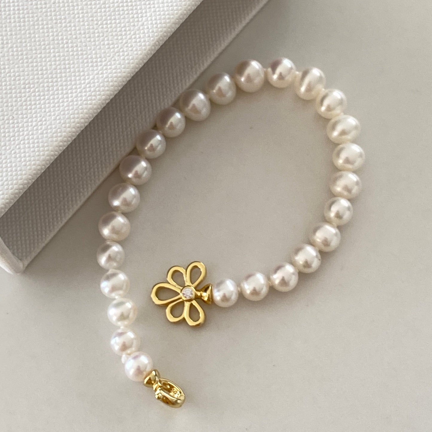 (Pre-order) 6-6.5mm Butterfly Flower Freshwater Pearl Bracelet - Gold FBSG6650