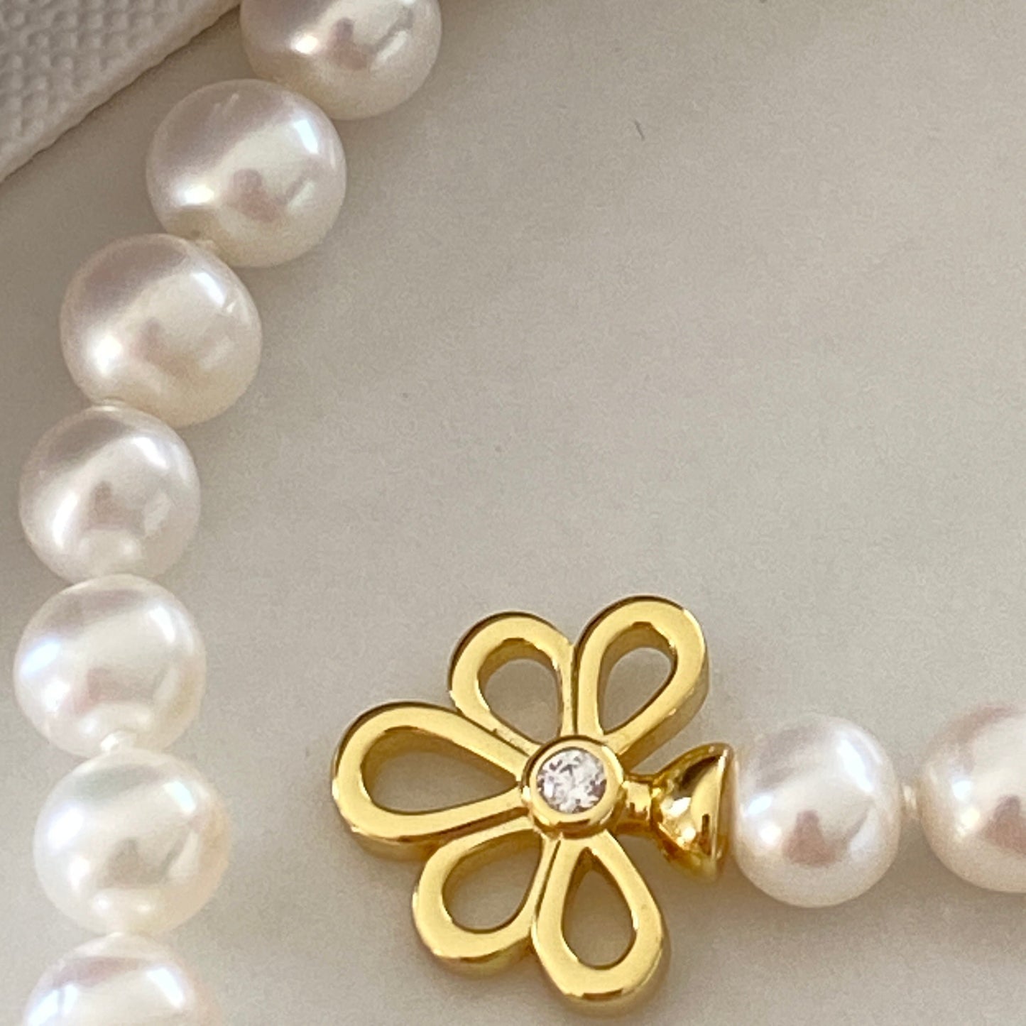 (Pre-order) 6-6.5mm Butterfly Flower Freshwater Pearl Bracelet - Gold FBSG6650