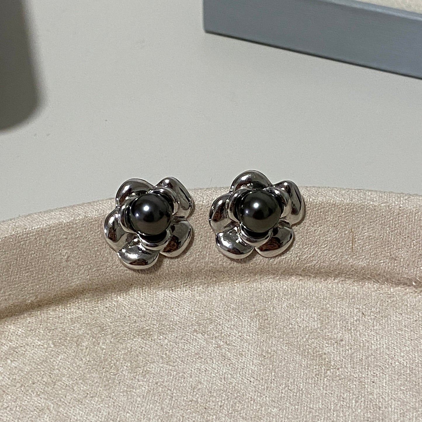8mm Little Flower Tahitian Pearl Stud Earrings TES0800