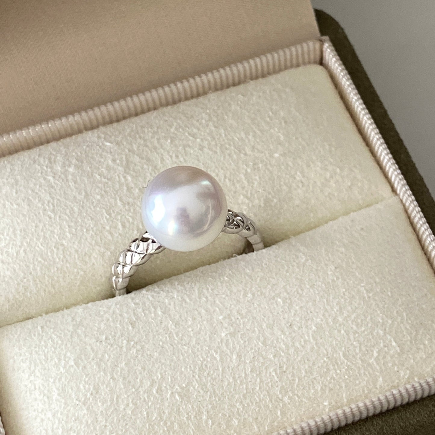 18K White Gold Classic Pattern Australian South Sea Pearl Ring PESR18K1011