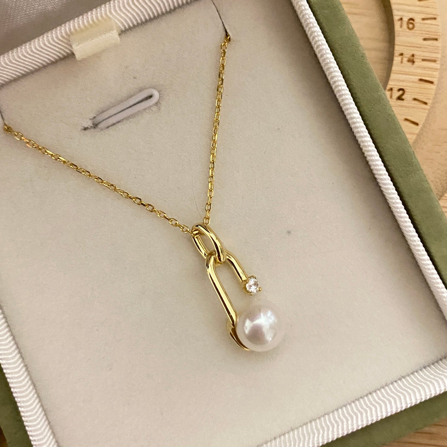 (Pre-order) Pin Style Freshwater Pearl Necklace FNSG0750