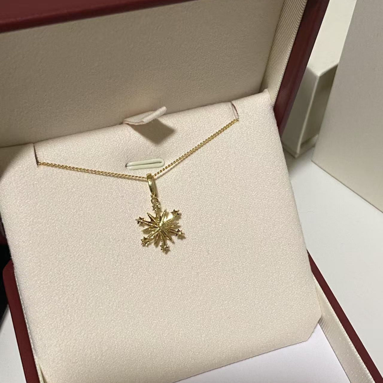 18K Yellow Gold Dazzling Snowflake Necklace