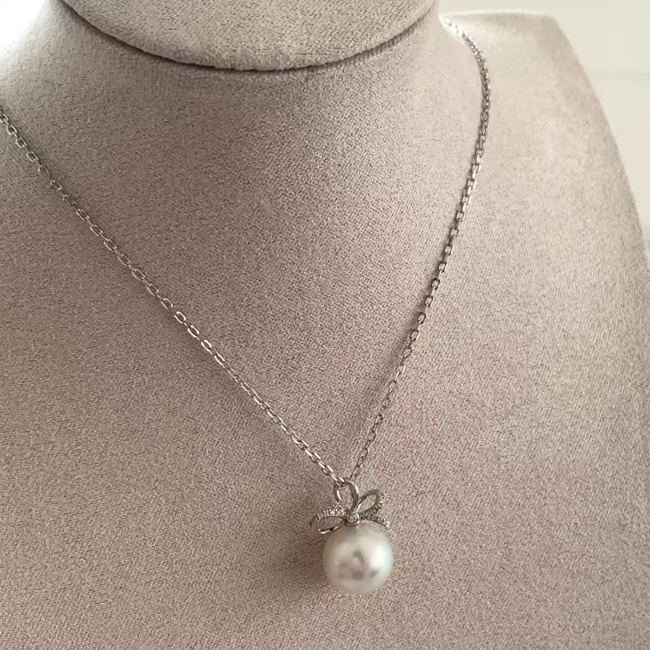 18K Gold Bow Australian South Sea Pearl Necklace