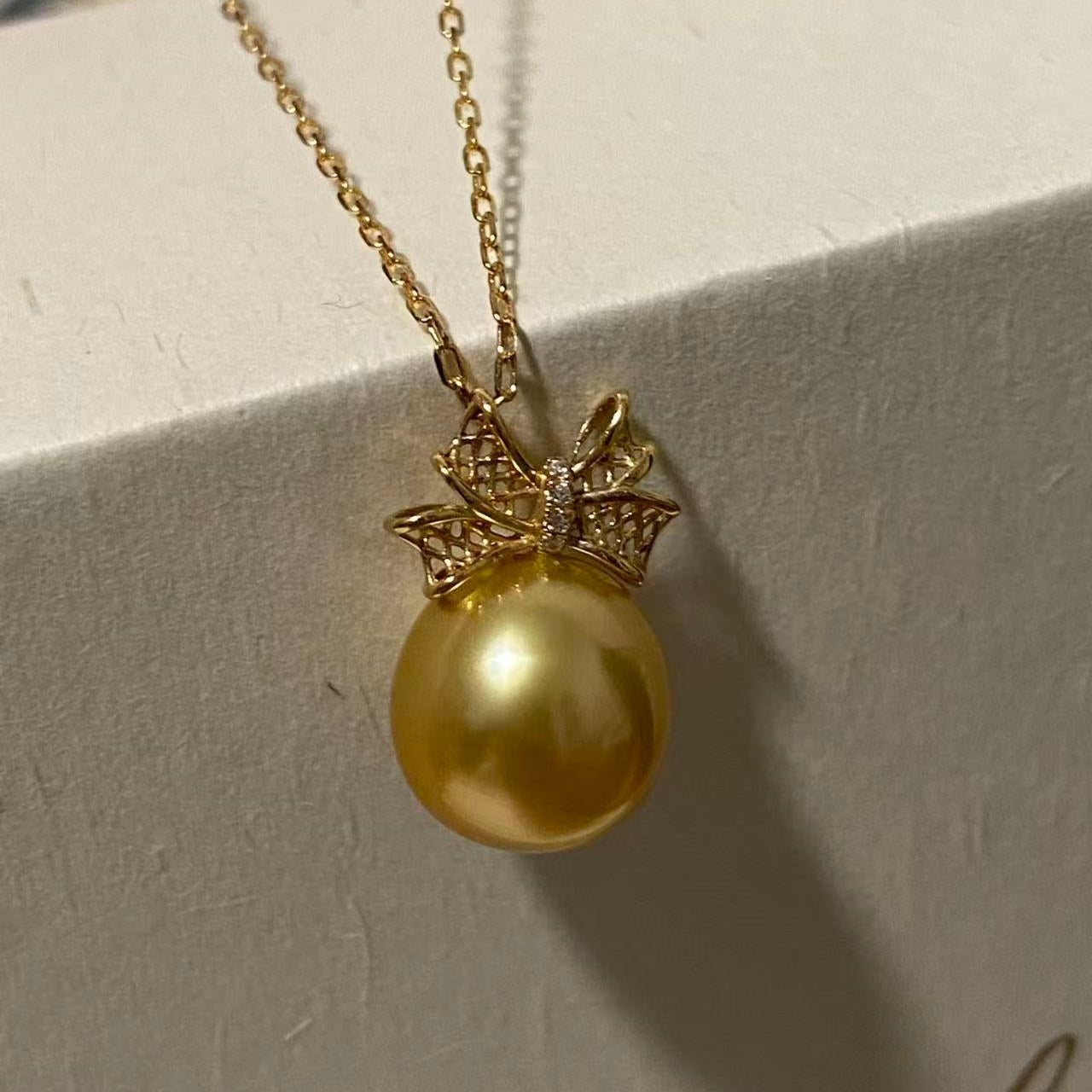 10-11mm Elegant Bow South Sea Golden Pearl Necklace SGN18K1011
