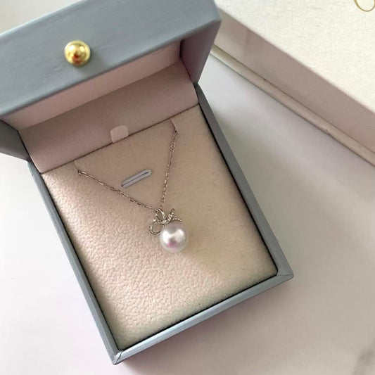 18K Gold Bow Australian South Sea Pearl Necklace