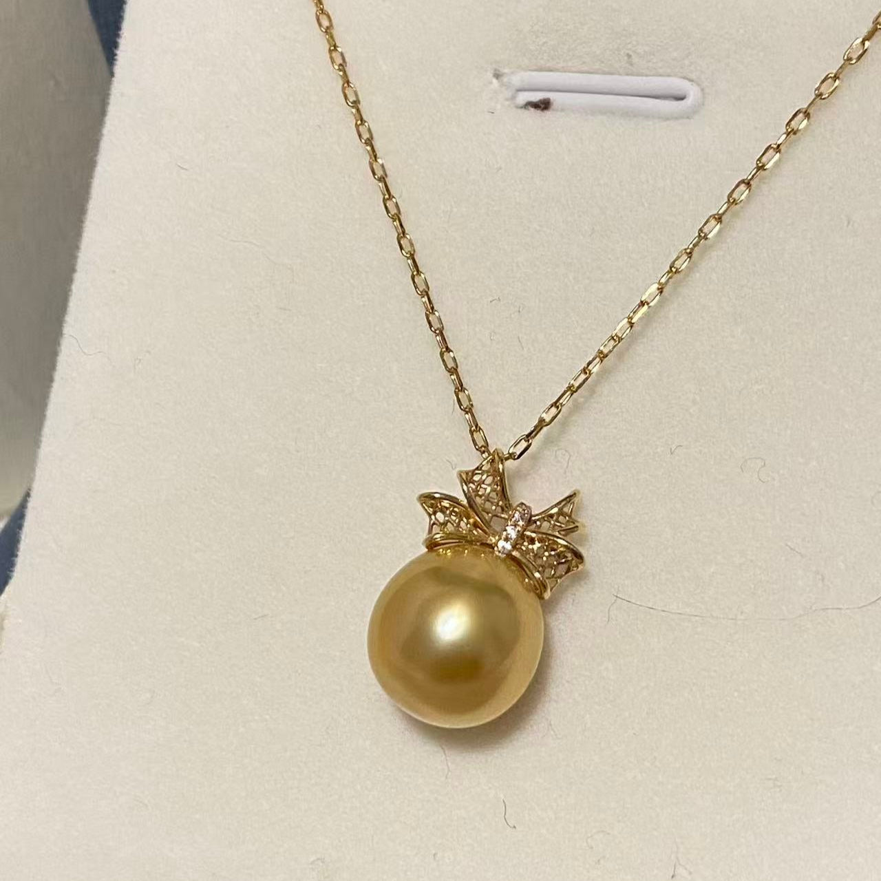 10-11mm Elegant Bow South Sea Golden Pearl Necklace SGN18K1011