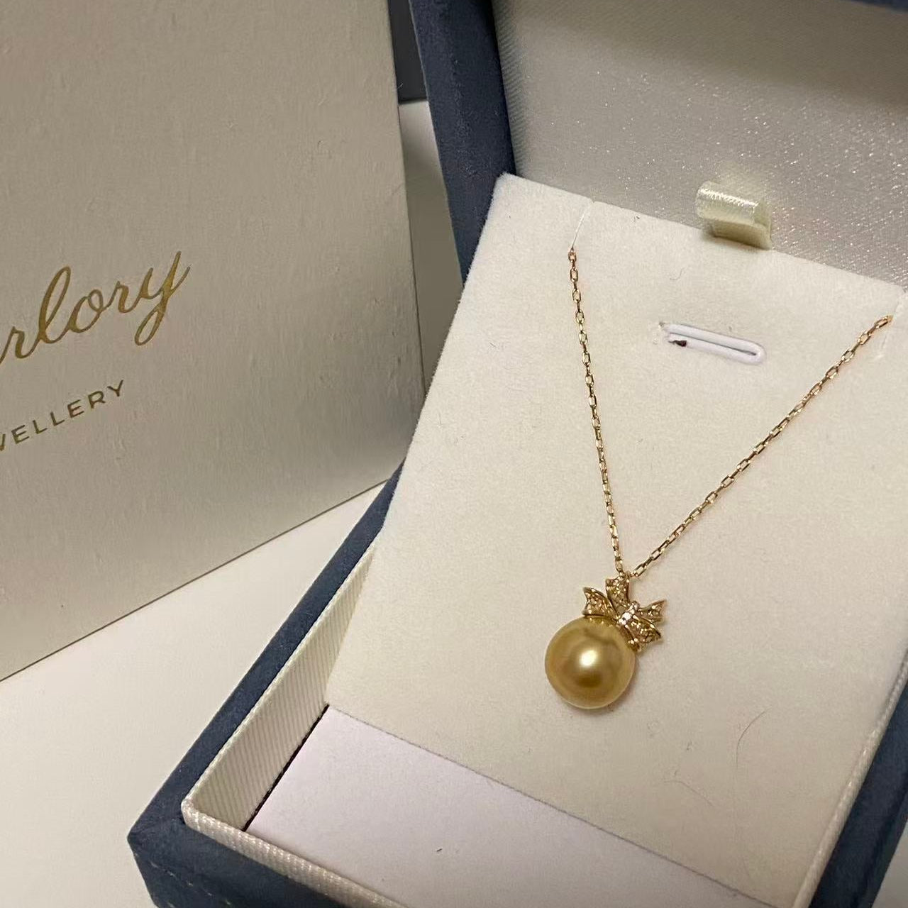 10-11mm Elegant Bow South Sea Golden Pearl Necklace SGN18K1011
