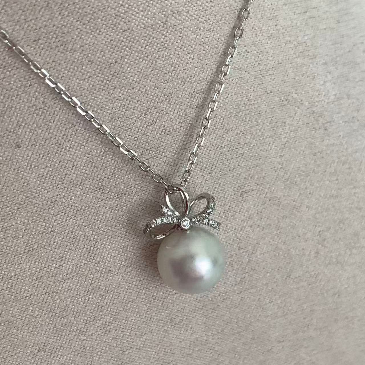18K Gold Bow Australian South Sea Pearl Necklace