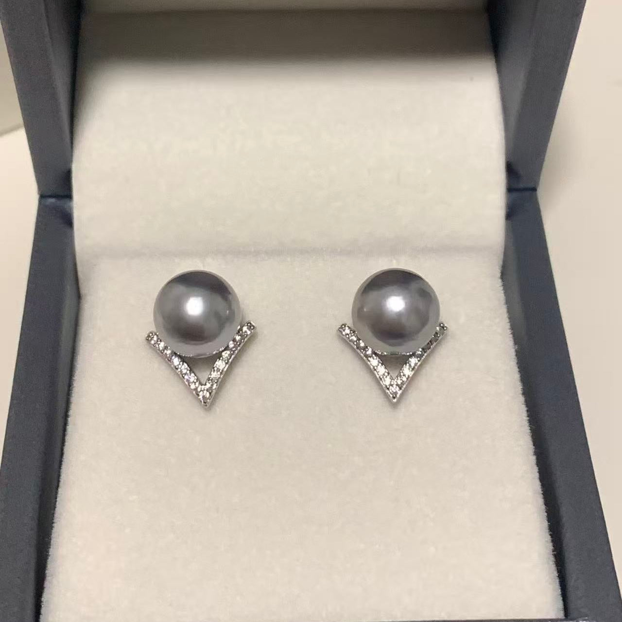 9mm V-shaped Tahitian Pearl Stud Earrings