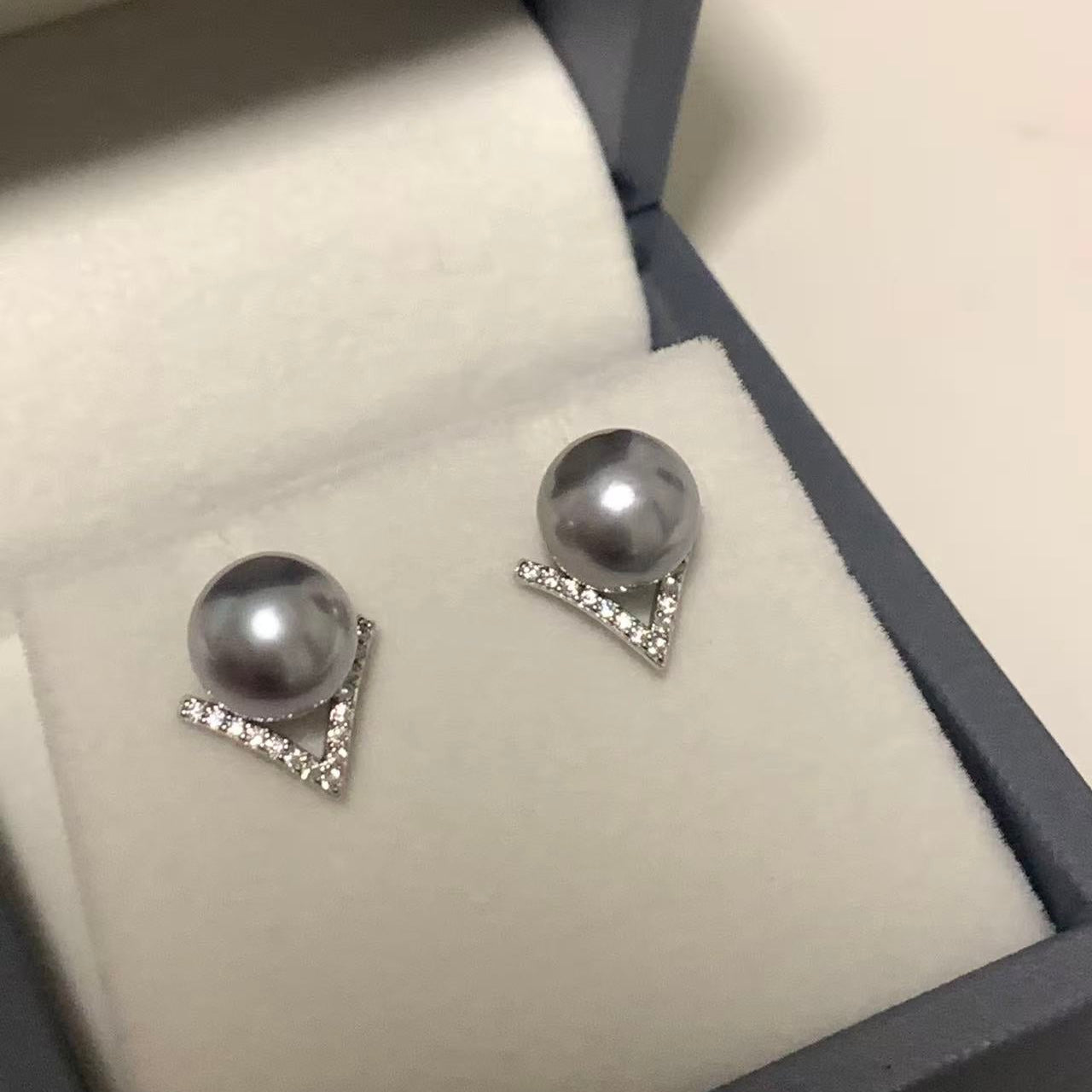 9mm V-shaped Tahitian Pearl Stud Earrings