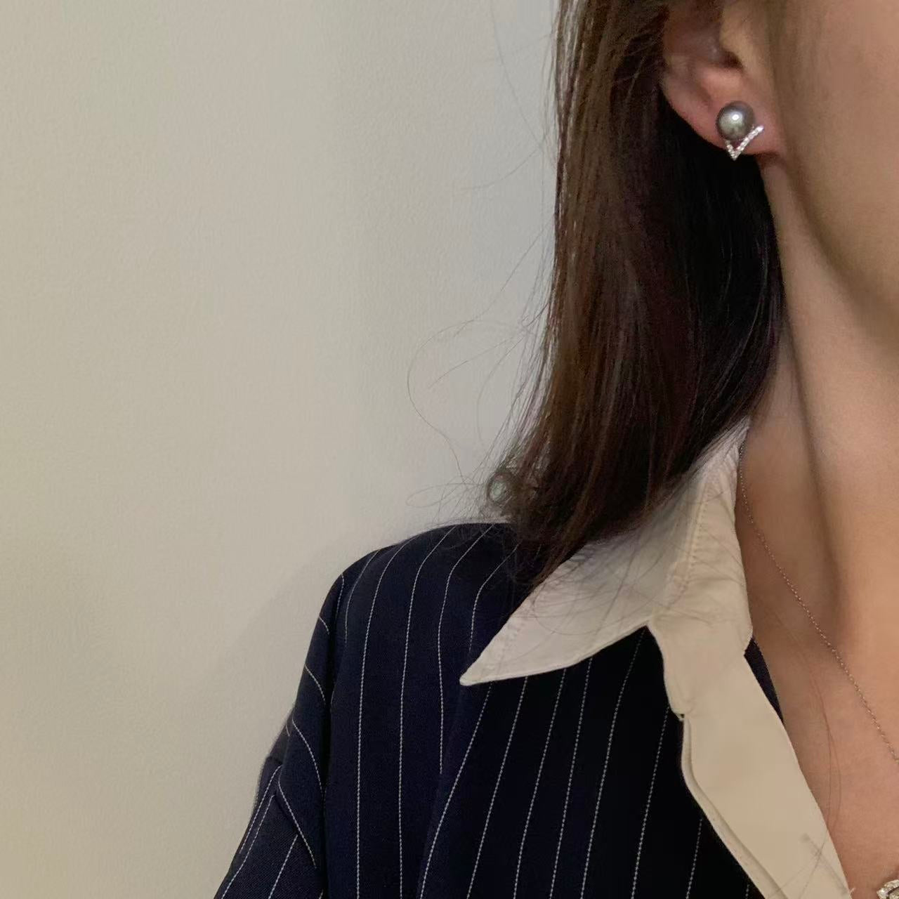 9mm V-shaped Tahitian Pearl Stud Earrings