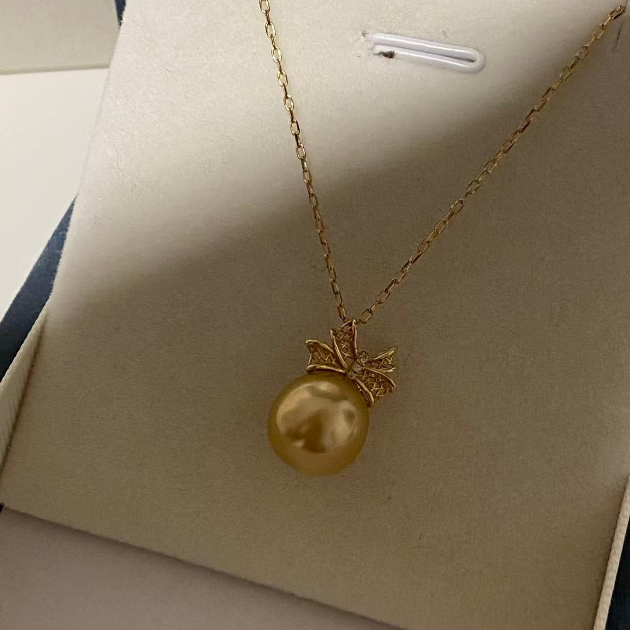 10-11mm Elegant Bow South Sea Golden Pearl Necklace SGN18K1011