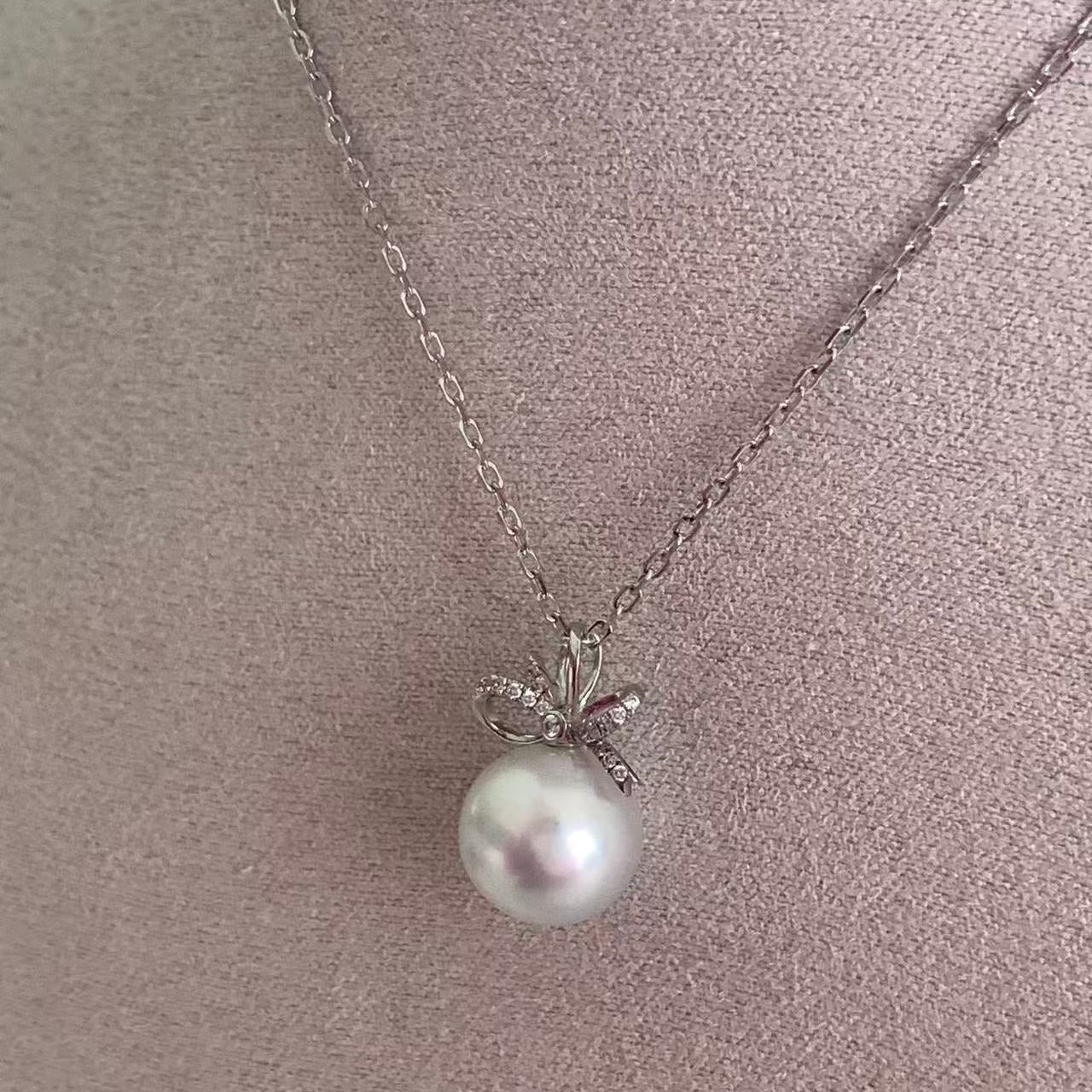 18K Gold Bow Australian South Sea Pearl Necklace